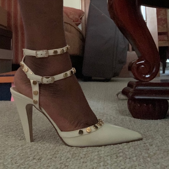 🌟Host Pick!🌟Le Chataeu Luxe a520L studded heel - Picture 2 of 7